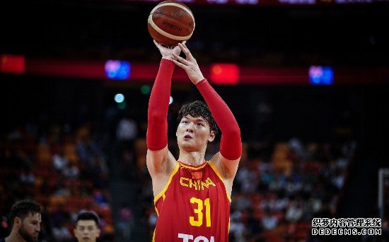王哲林肆虐对手内线坦言对抗强度还不如训练大