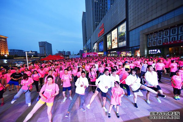 呼和浩特荧光酷跑落幕千人狂欢点亮青城夜空