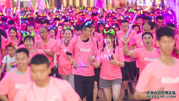 呼和浩特荧光酷跑落幕千人狂欢点亮青城夜空
