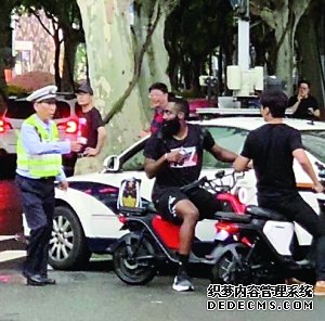 NBA巨星哈登上海骑电驴被罚